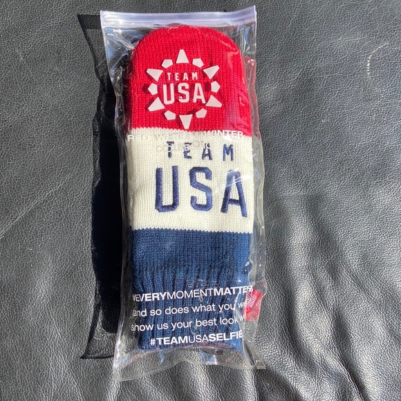 Team USA Olympic Mittens - Picture 1 of 3